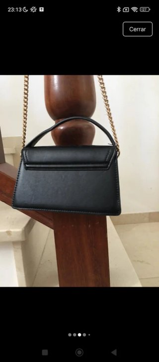 Bolso negro con cadena dorada