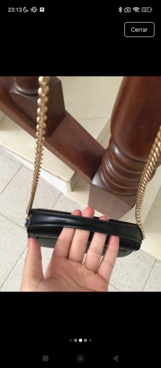 Bolso negro con cadena dorada