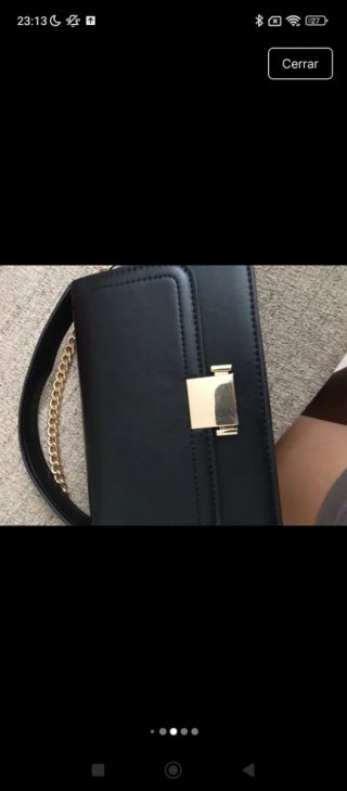 Bolso negro con cadena dorada
