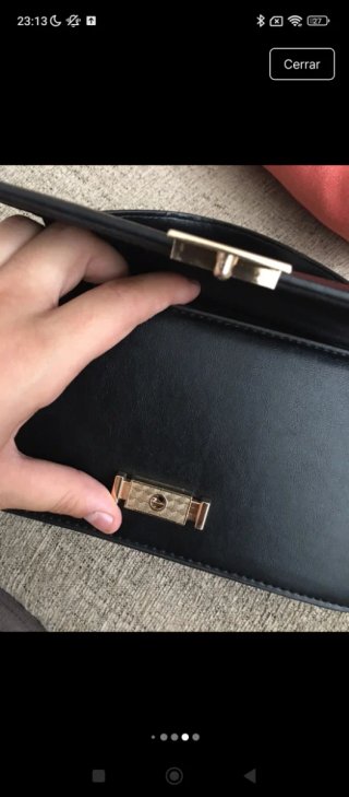 Bolso negro con cadena dorada