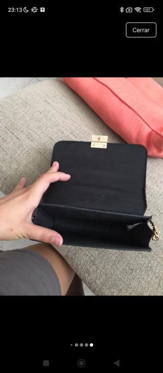 Bolso negro con cadena dorada