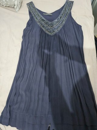 Vestido de fiesta gris con pedrería
