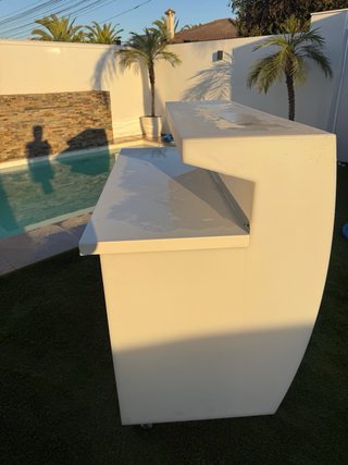 Barra de bar exterior blanca