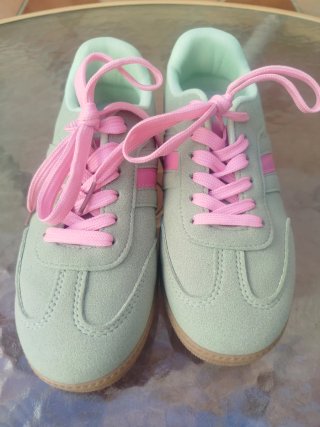 Zapatillas deportivas verdes y rosas
