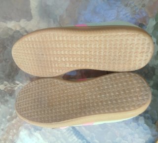 Zapatillas deportivas verdes y rosas