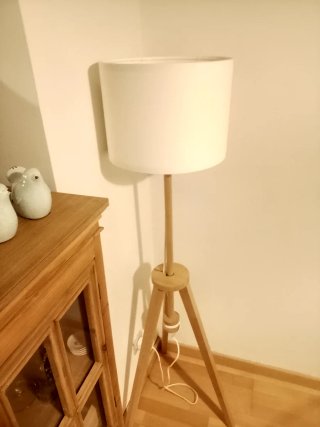 Lámpara de pie IKEA madera y tela