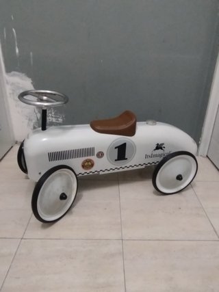 Coche de pedales blanco retro