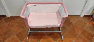 Minicuna rosa con patas metálicas