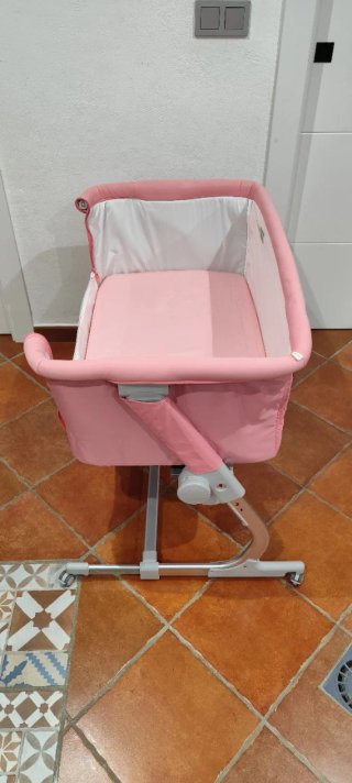 Minicuna rosa con patas metálicas