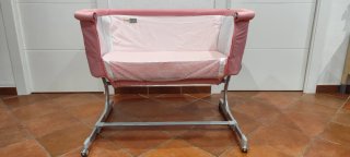 Minicuna rosa con patas metálicas