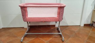 Minicuna rosa con patas metálicas