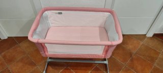 Minicuna rosa con patas metálicas