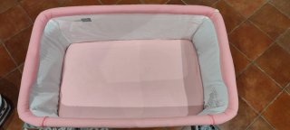 Minicuna rosa con patas metálicas