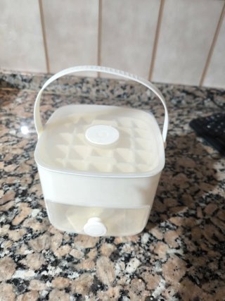 Cubiteras de plástico transparentes y blancas
