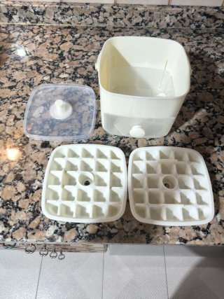Cubiteras de plástico transparentes y blancas