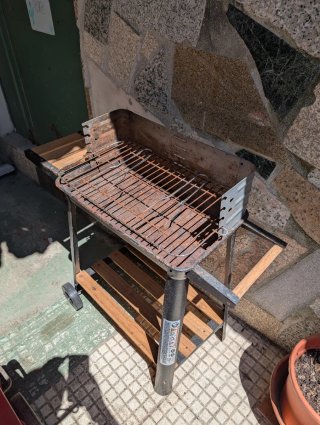 Barbacoa de carbón/leña con ruedas y estantes de m
