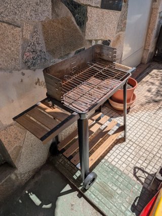 Barbacoa de carbón/leña con ruedas y estantes de m