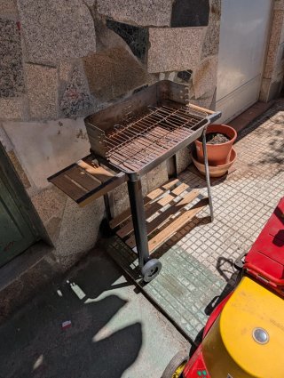 Barbacoa de carbón/leña con ruedas y estantes de m