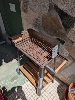 Barbacoa de carbón/leña con ruedas y estantes de m
