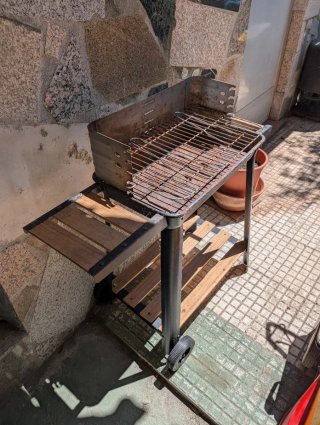 Barbacoa de carbón/leña con ruedas y estantes de m