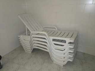Tumbona apilable de plástico blanco
