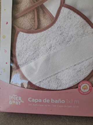Capa de baño y babero para bebé