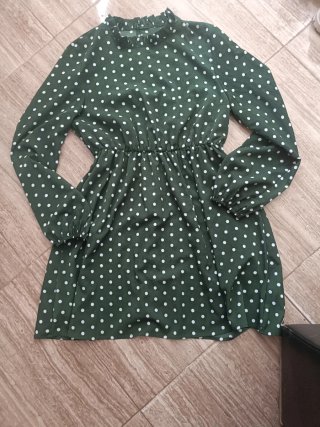 Vestido verde con lunares blancos