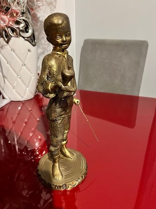 Figura niño bronce trompo