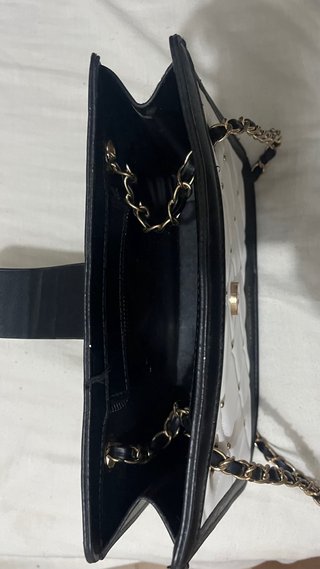 Bolso de hombro blanco y negro