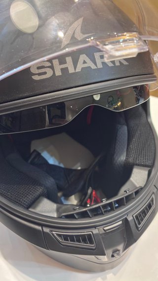 Casco de moto negro mate