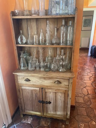 Aparador antiguo de madera y cristal