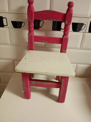 Mini silla de madera rosa y blanca