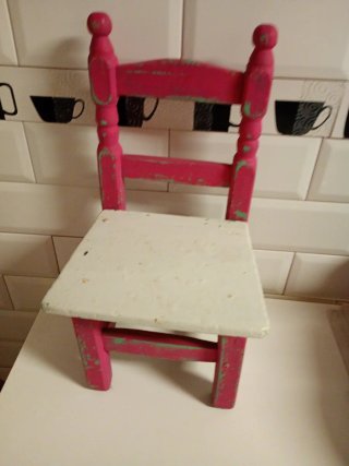 Mini silla de madera rosa y blanca