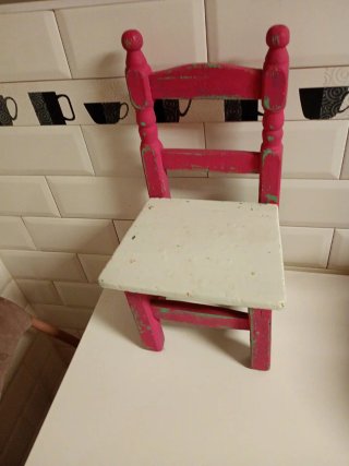 Mini silla de madera rosa y blanca