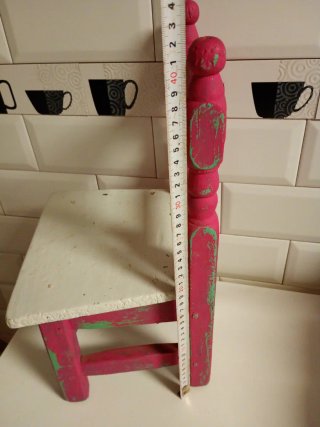 Mini silla de madera rosa y blanca