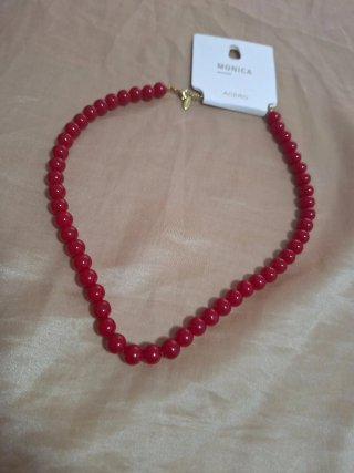 Collar de cuentas rojas