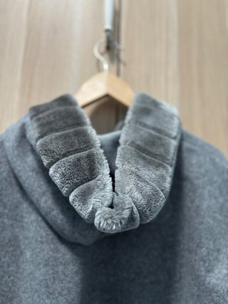 Giubbotto oversize con cappuccio e pelliccia