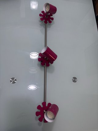 Lámpara de techo rosa y plateada