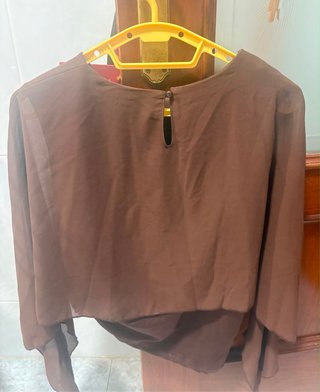 Camiseta Shein manga larga marrón
