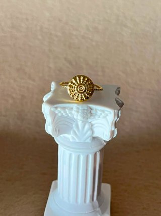 Anillo dorado con diseño circular