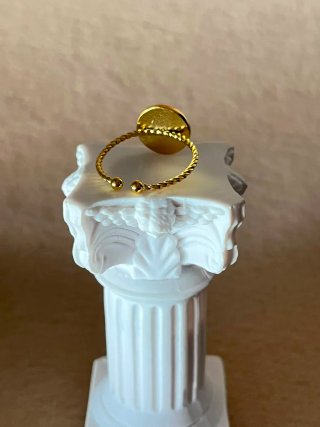 Anillo dorado con diseño circular