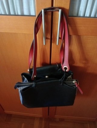 Bolso negro y rojo con teléfono