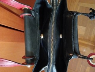 Bolso negro y rojo con teléfono