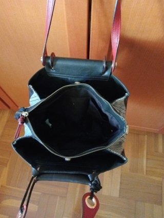 Bolso negro y rojo con teléfono
