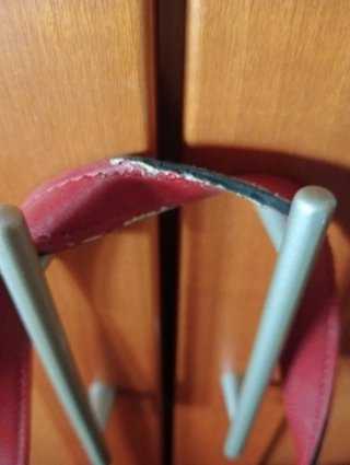Bolso negro y rojo con teléfono
