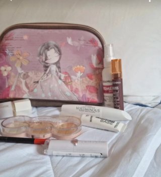 Neceser con cosméticos sin estrenar.