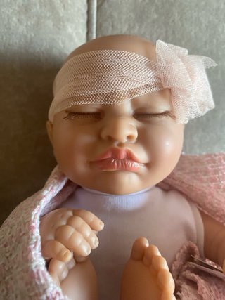 Muñeca bebé con música y luz
