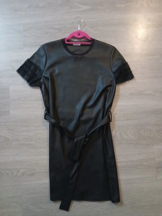 Vestido negro efecto piel con cinturón