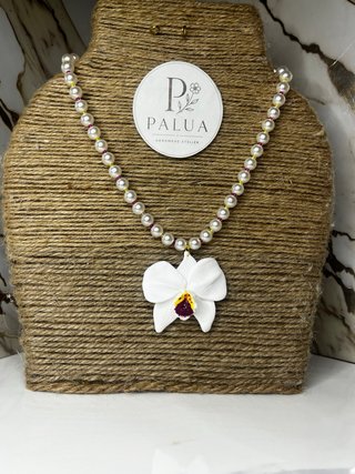 Collana con fiore bianco e perle