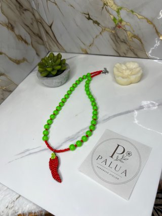 Collana peperoncino rosso e perle verdi